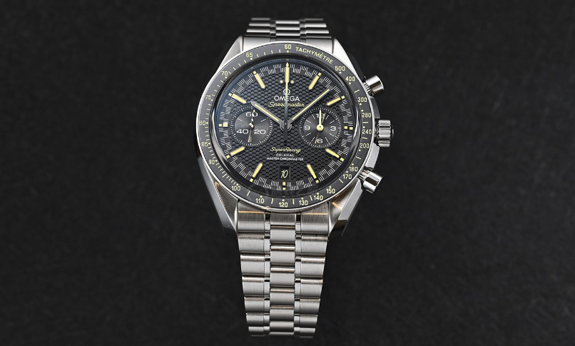 超霸繫列Super Racing腕錶精鋼款是首款搭載歐米茄Spirate超精細走時調節繫統的時計